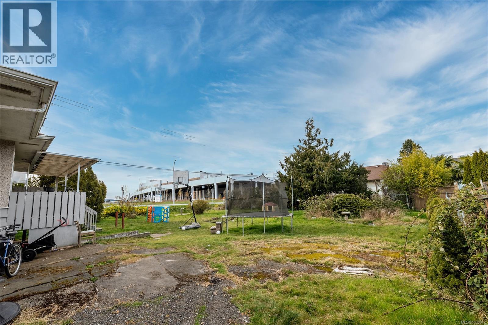  2090 Beacon Avenue West, Sidney