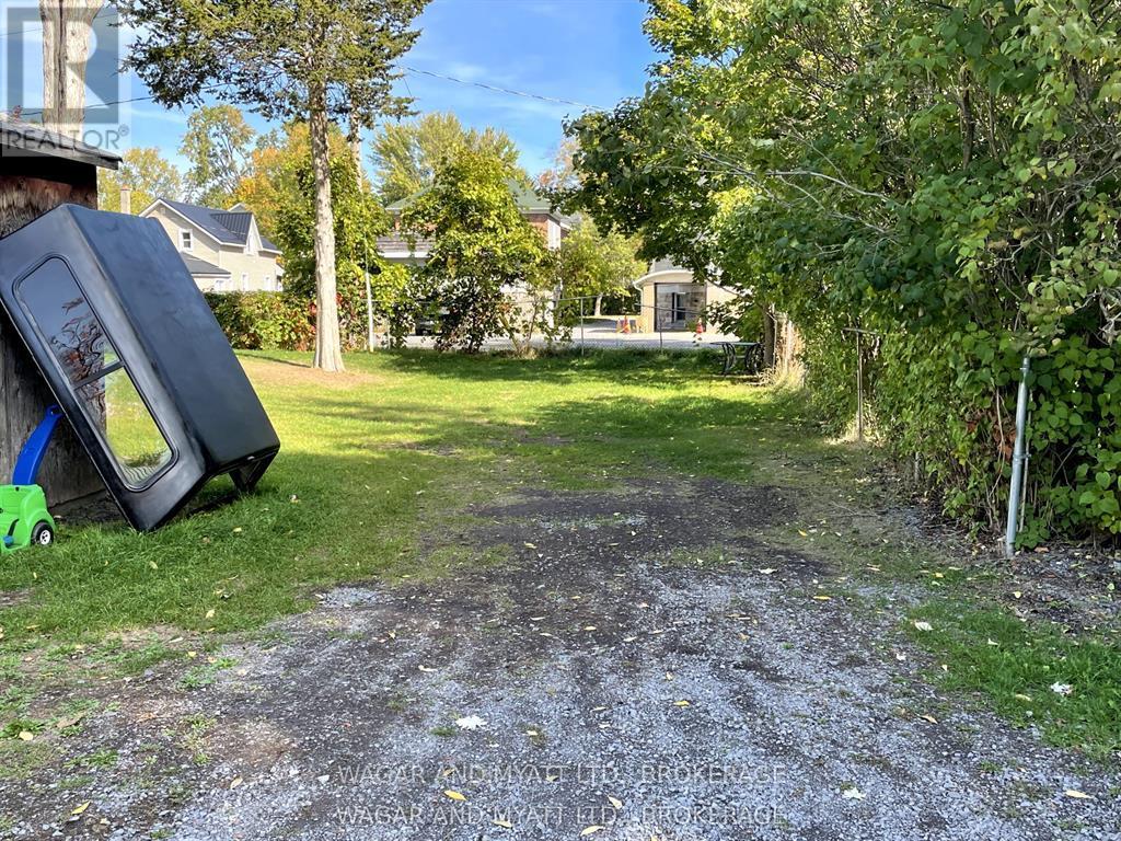 157-159 CENTRE STREET N - 10