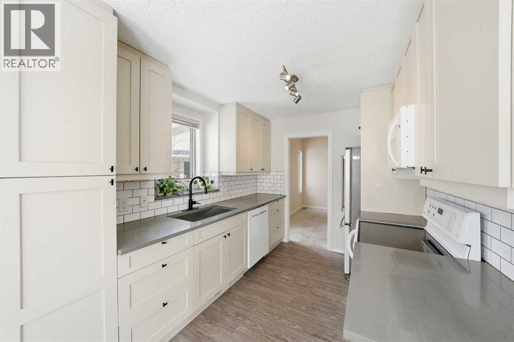 Single Family House for Sale in  Sunlake Close SE Sundance Calgary 