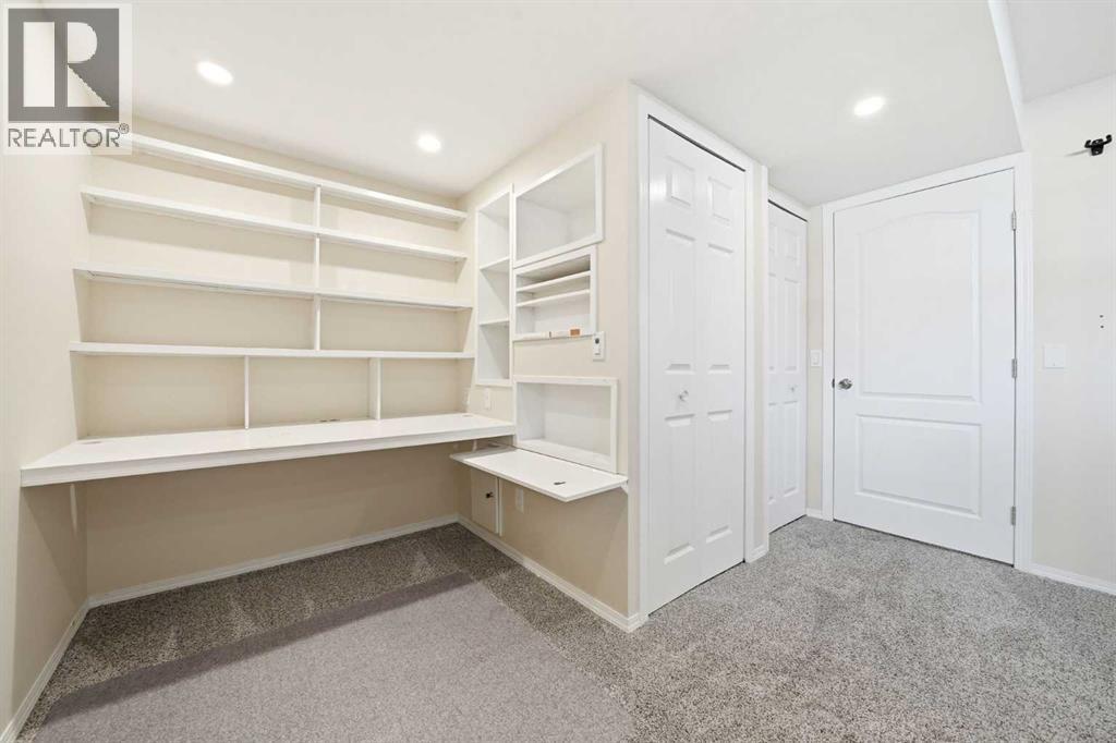 Single Family House for Sale in  Sunlake Close SE Sundance Calgary 