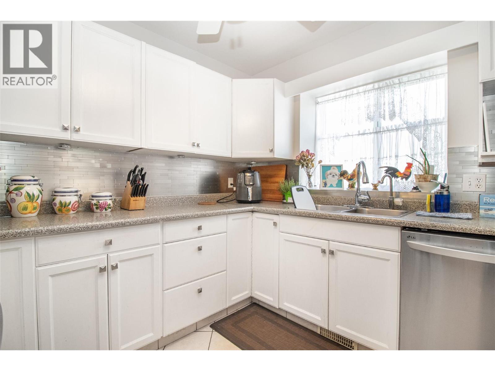 #25 1874 Parkview Crescent - 12