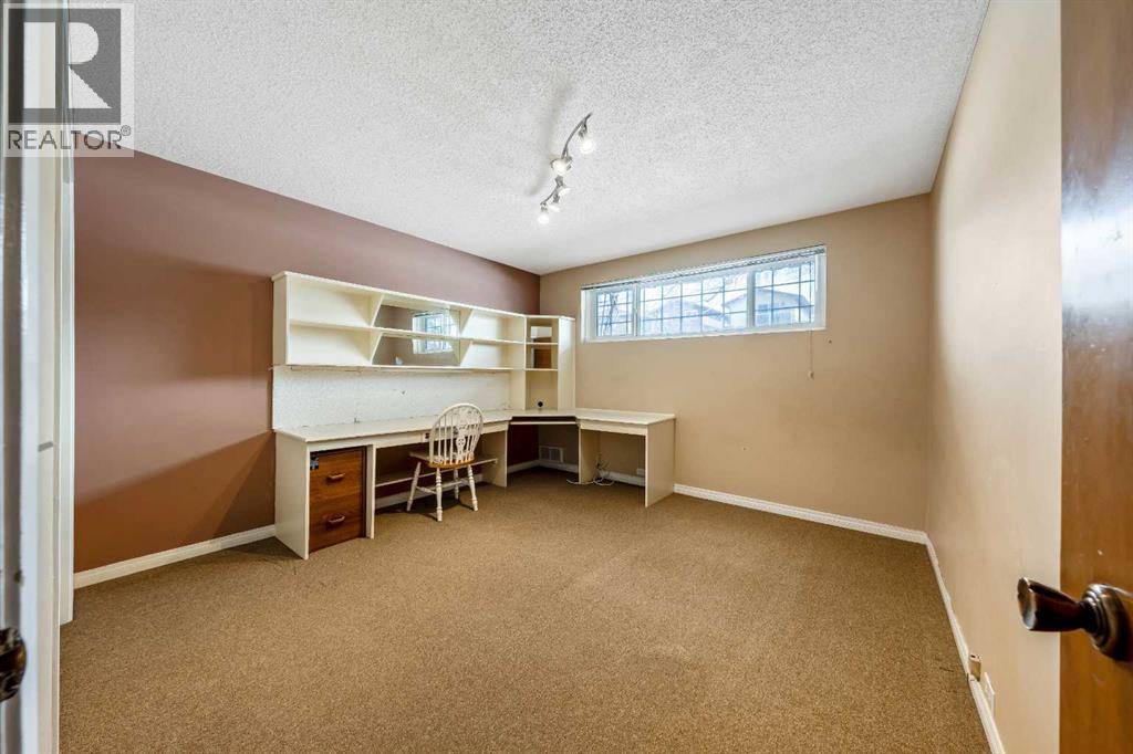 Single Family House Bi-level for Sale in  Mckinnon Drive NE Mayland Heights Calgary 