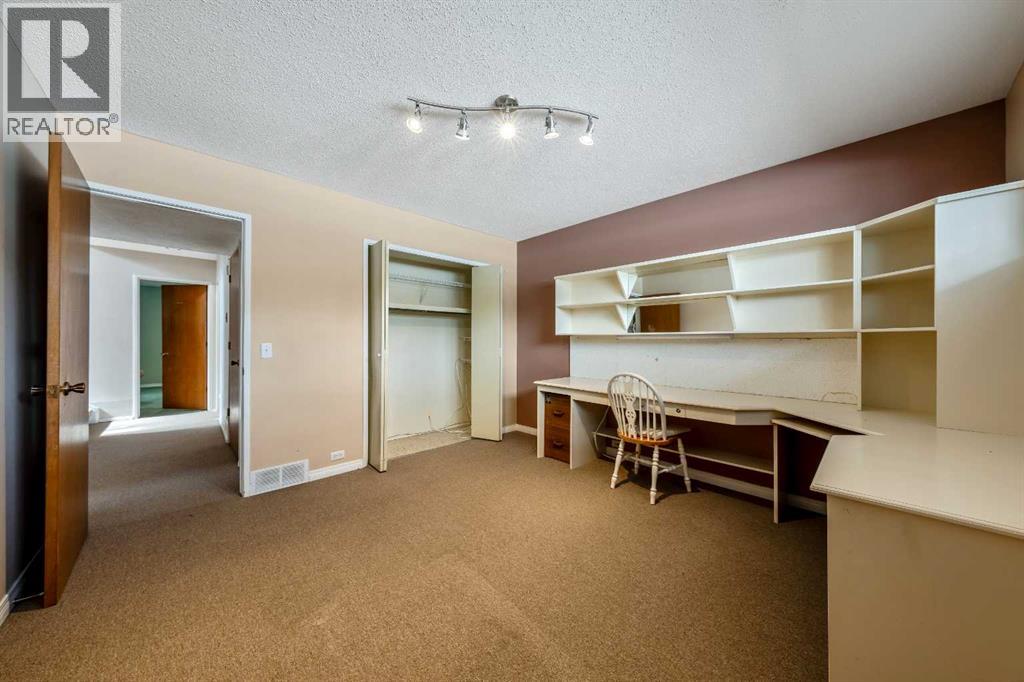 Single Family House Bi-level for Sale in  Mckinnon Drive NE Mayland Heights Calgary 