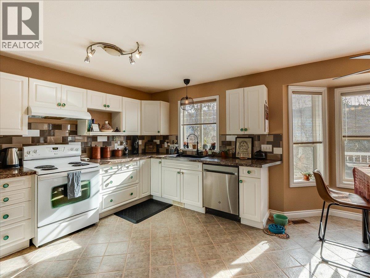 1448 Emerald Crescent, Castlegar