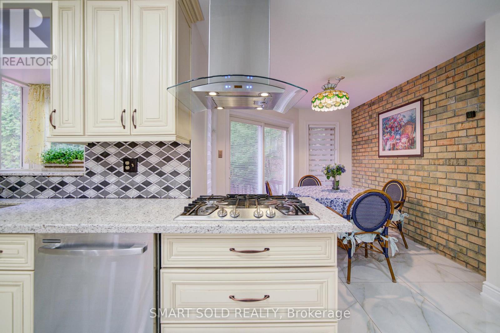 48 MONTGOMERY COURT - 10