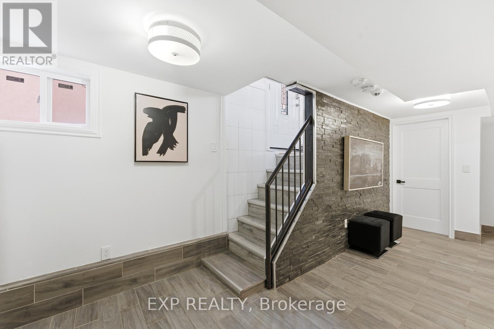 32 VICTORIA BOULEVARD, Toronto (Mount Dennis), Ontario
