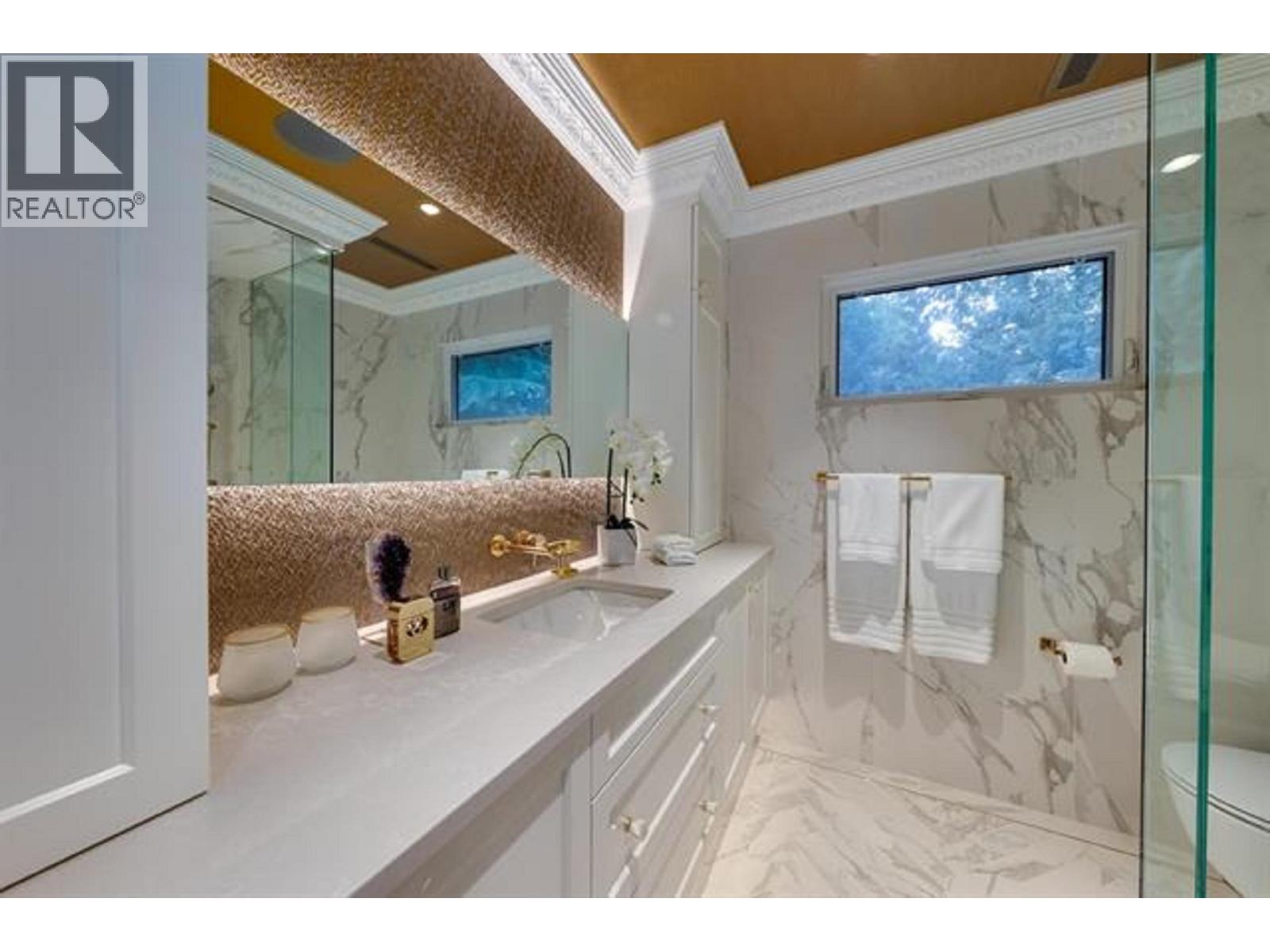 445 MOUNTAIN DRIVE, Lions Bay