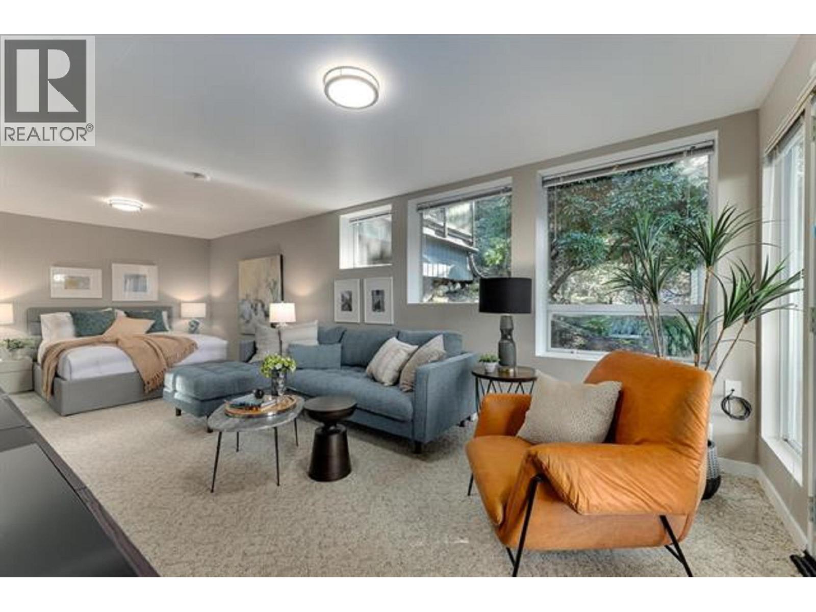 445 MOUNTAIN DRIVE, Lions Bay