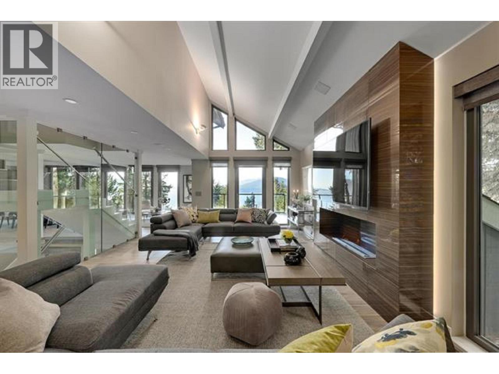 445 MOUNTAIN DRIVE, Lions Bay