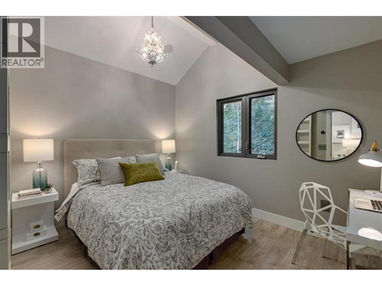 445 MOUNTAIN DRIVE, Lions Bay