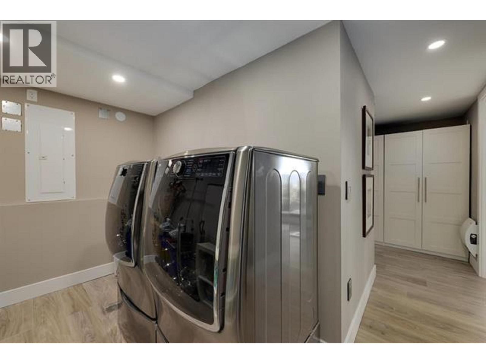 445 MOUNTAIN DRIVE, Lions Bay