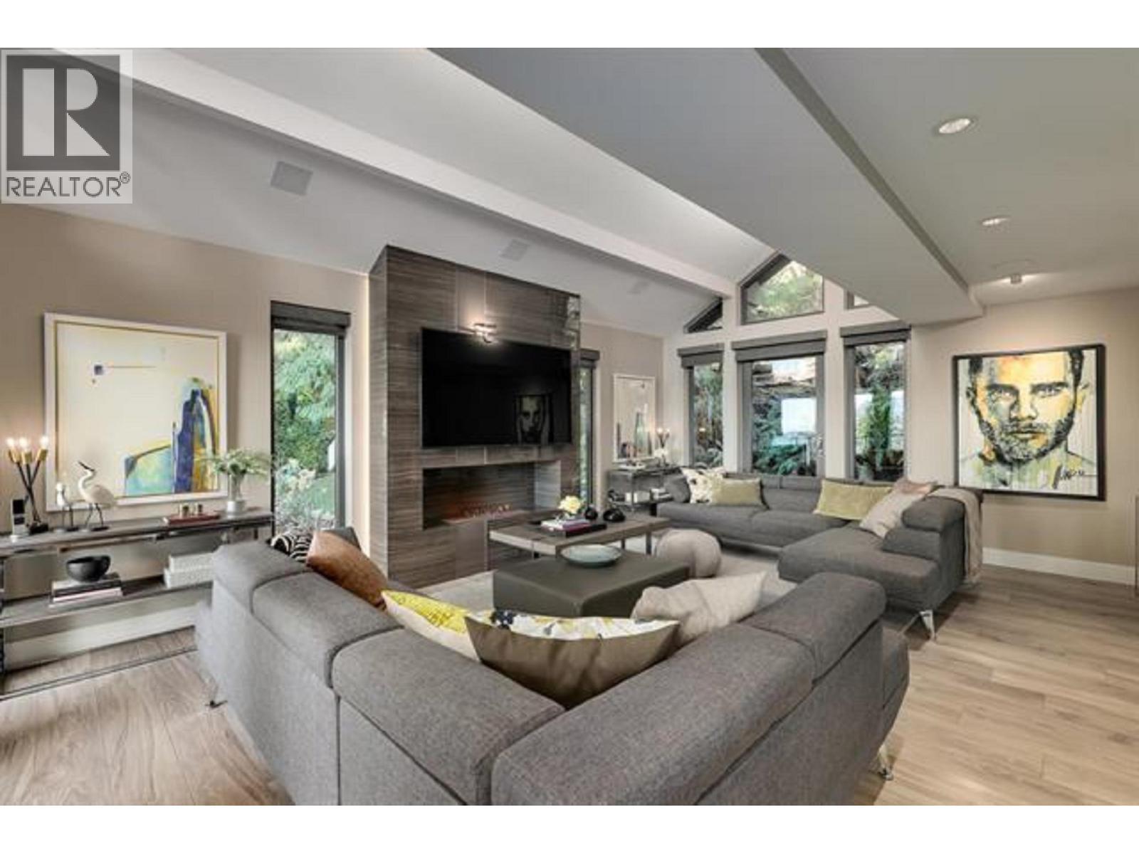 445 MOUNTAIN DRIVE, Lions Bay