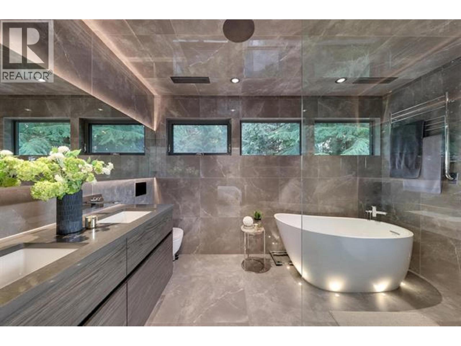 445 MOUNTAIN DRIVE, Lions Bay