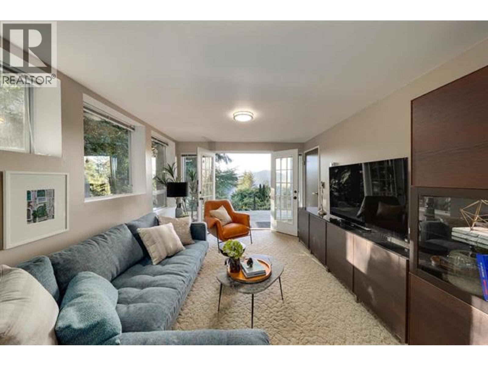 445 MOUNTAIN DRIVE, Lions Bay