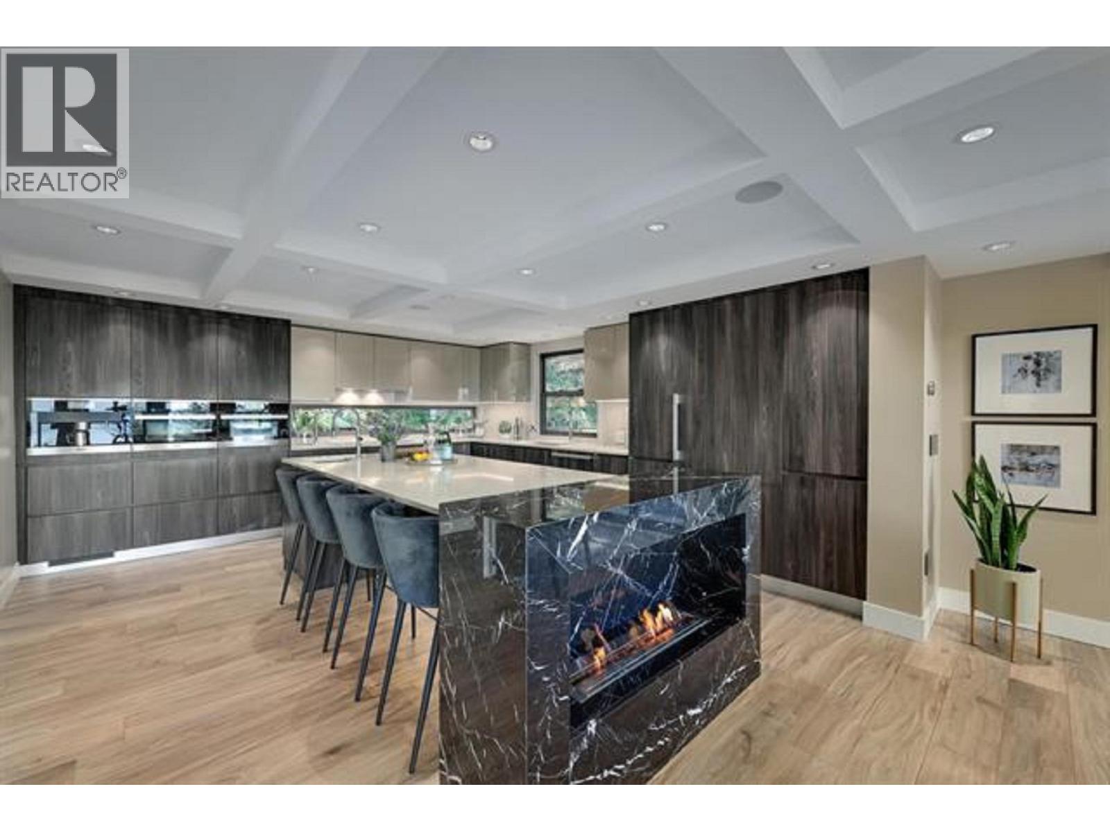 445 MOUNTAIN DRIVE, Lions Bay