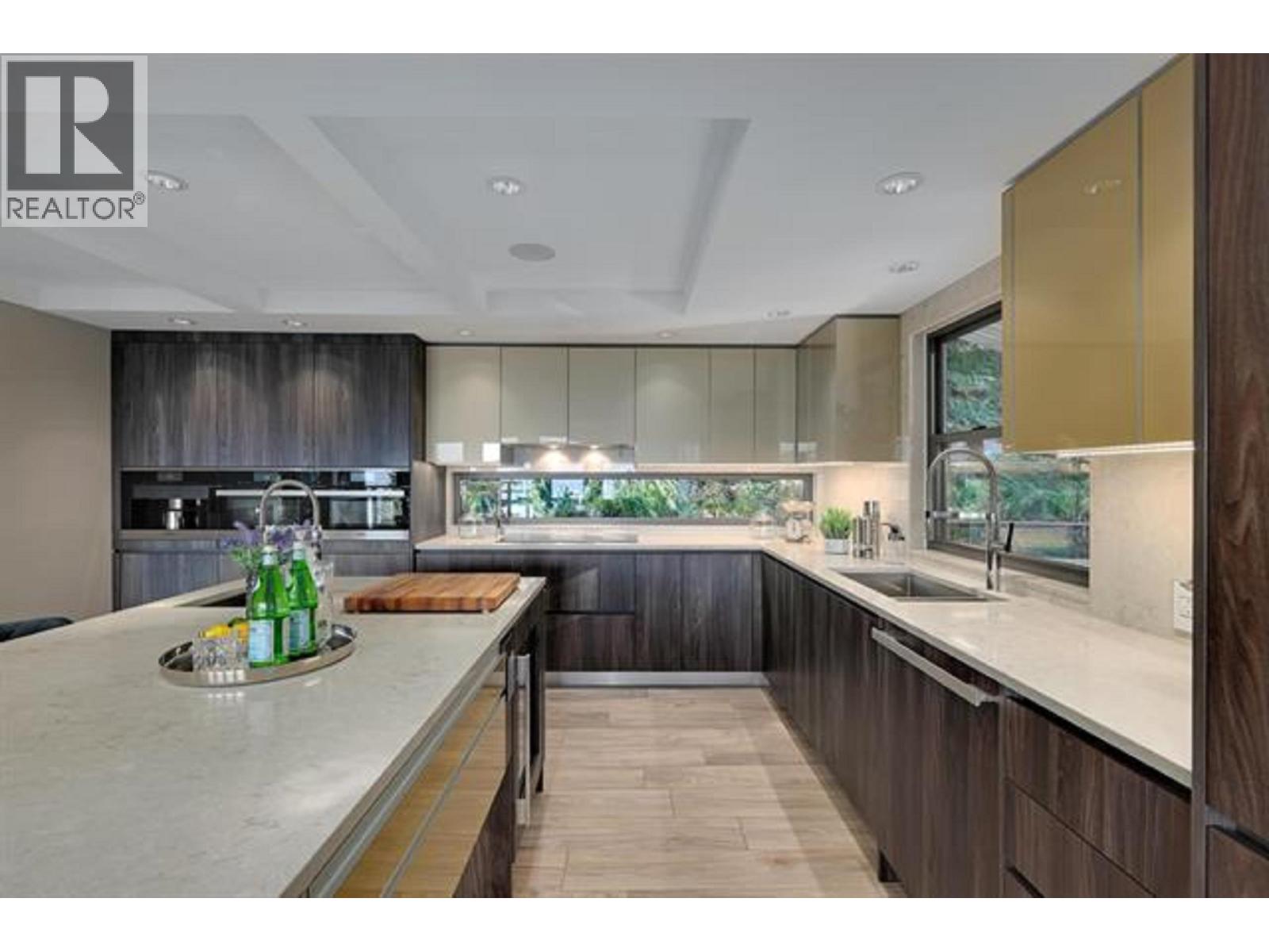 445 MOUNTAIN DRIVE, Lions Bay