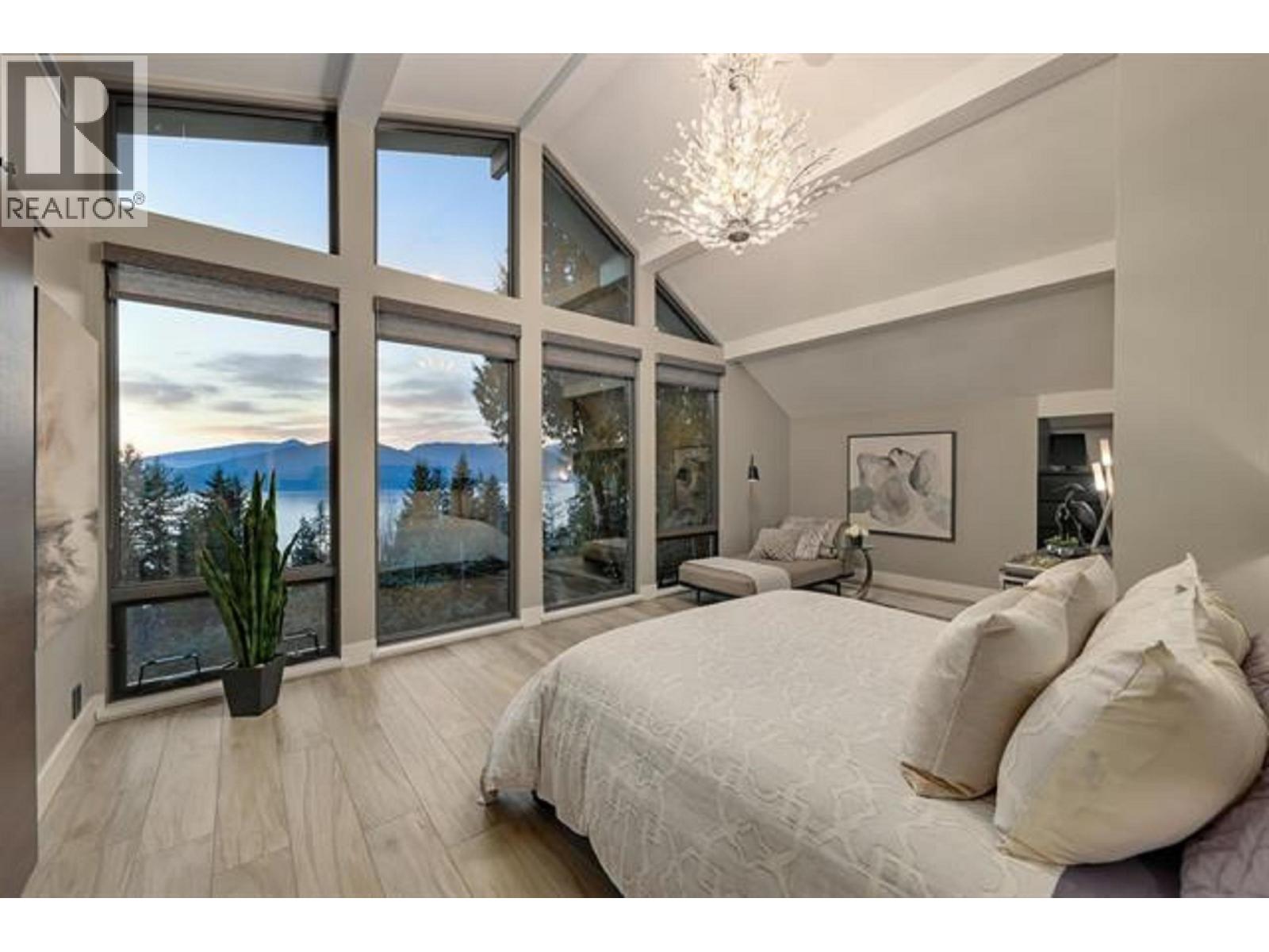 445 MOUNTAIN DRIVE, Lions Bay