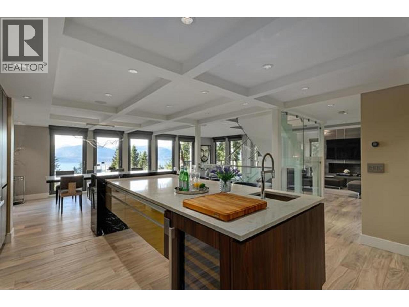 445 MOUNTAIN DRIVE, Lions Bay