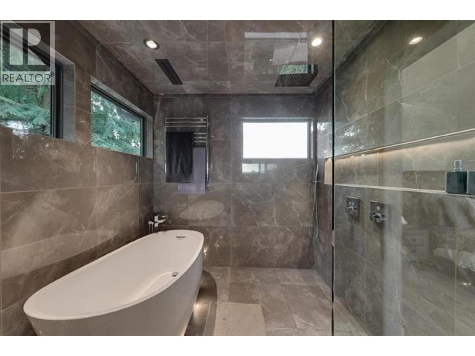 445 MOUNTAIN DRIVE, Lions Bay