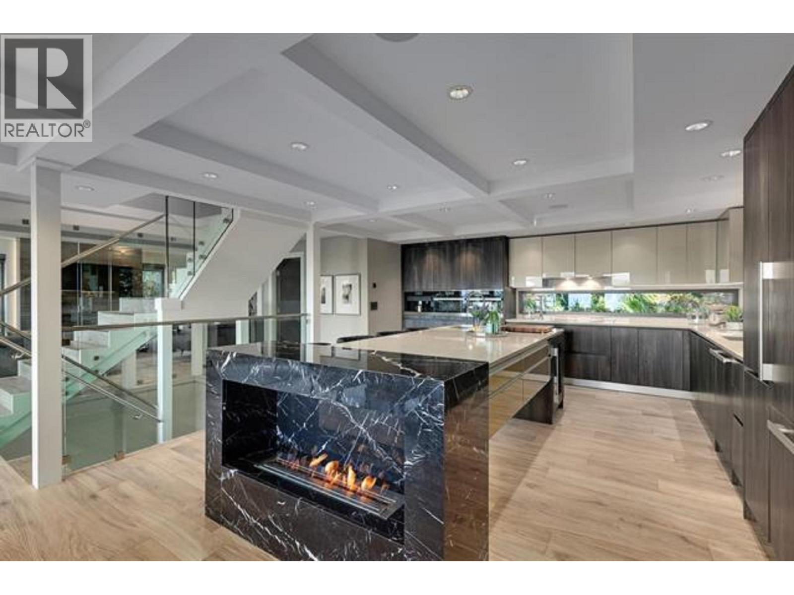 445 MOUNTAIN DRIVE, Lions Bay