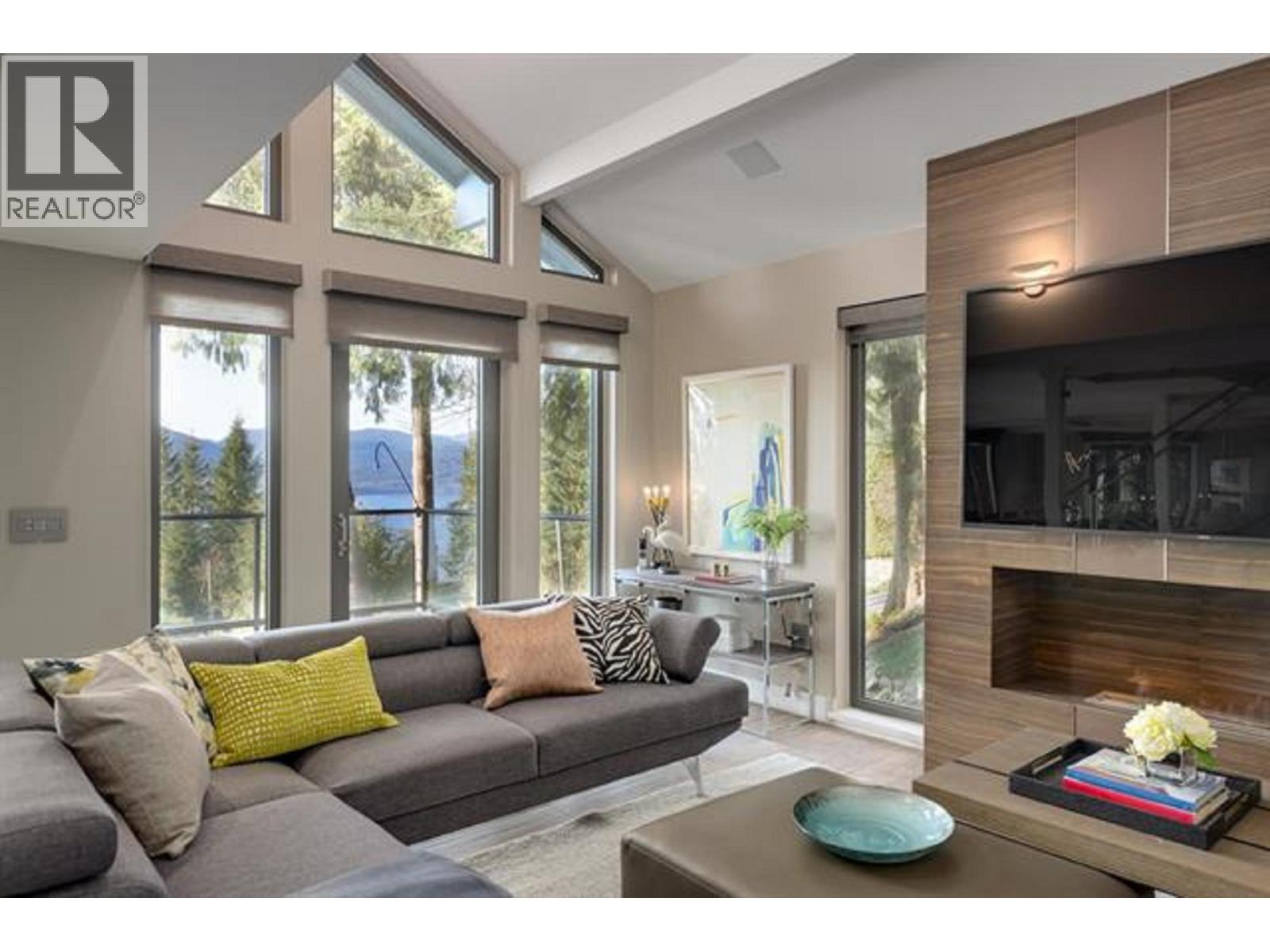 445 MOUNTAIN DRIVE, Lions Bay