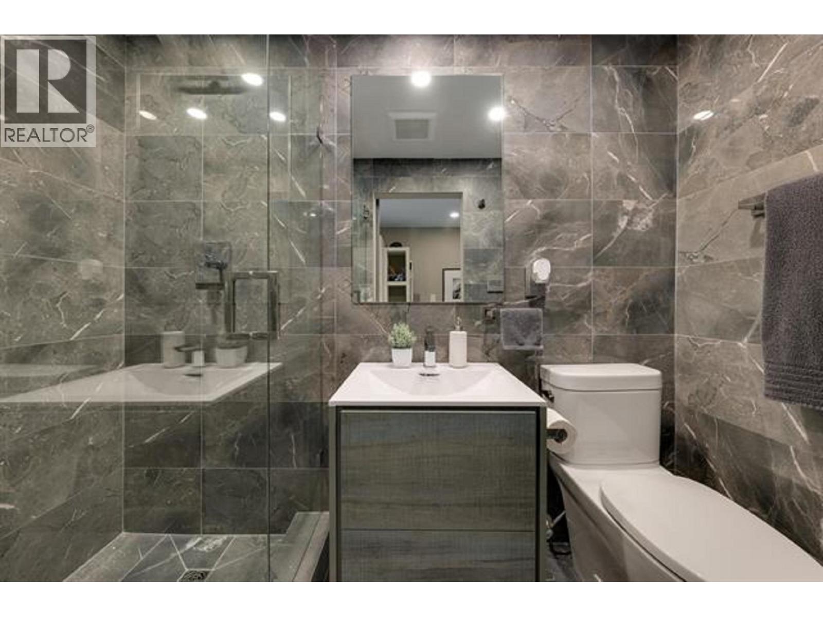 445 MOUNTAIN DRIVE, Lions Bay