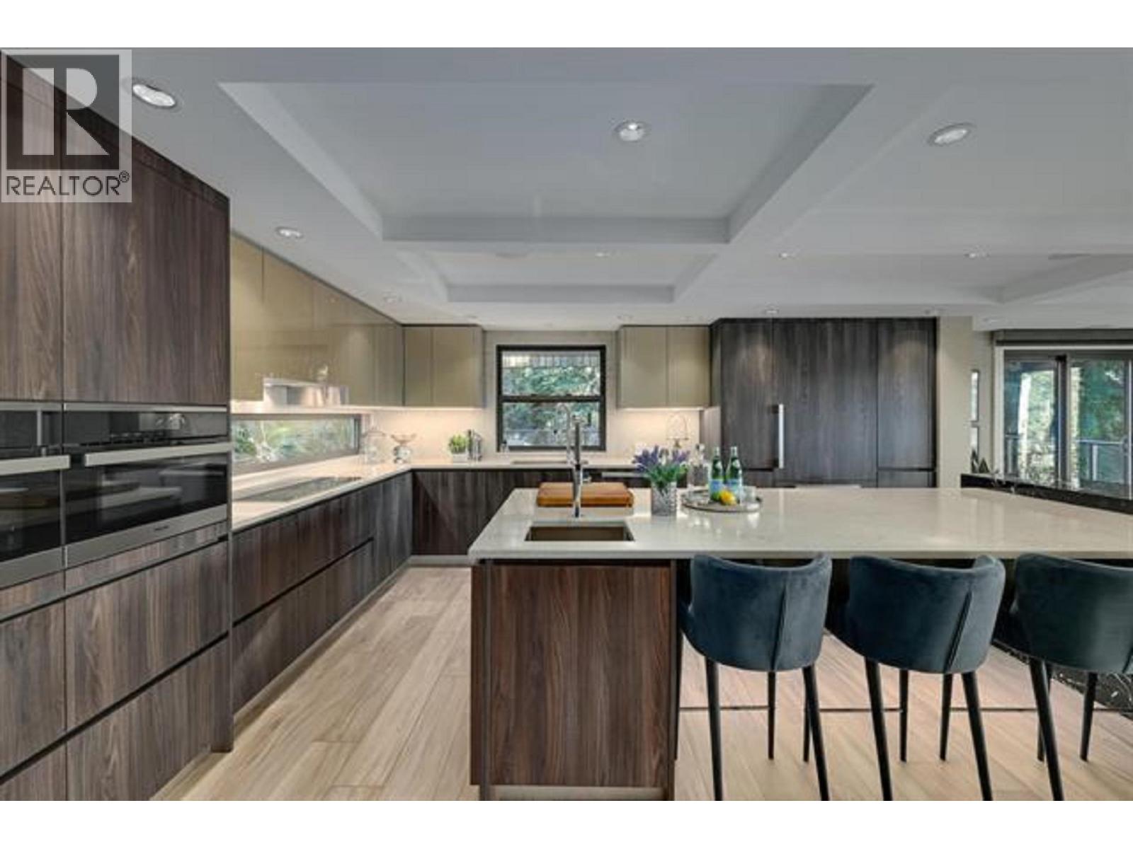 445 MOUNTAIN DRIVE, Lions Bay