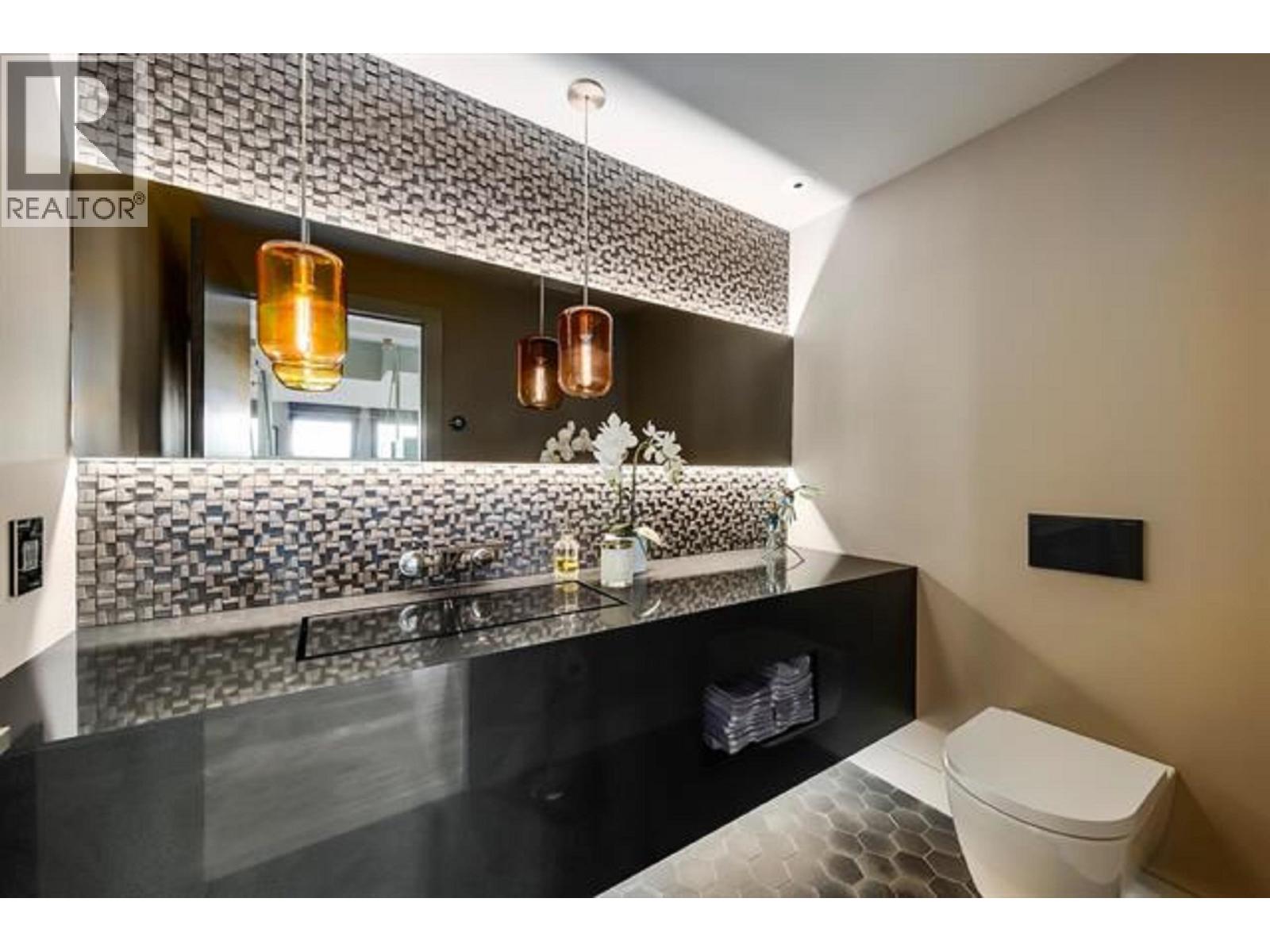 445 MOUNTAIN DRIVE, Lions Bay