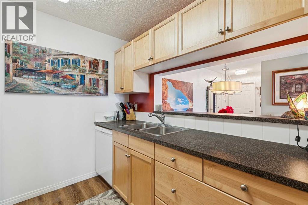 Single Family House for Sale in   Canyon Meadows Drive SE Queensland Calgary 