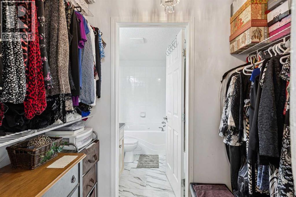 Single Family House for Sale in   Canyon Meadows Drive SE Queensland Calgary 