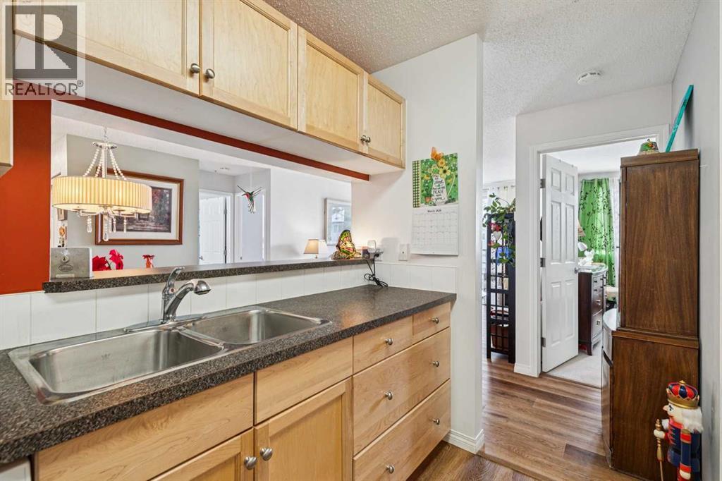 Single Family House for Sale in   Canyon Meadows Drive SE Queensland Calgary 