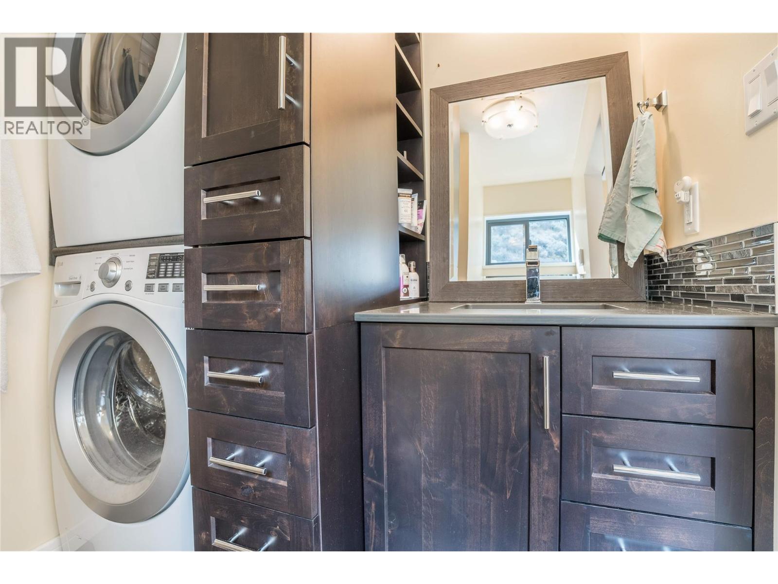 19279 Lakeshore Drive N, Summerland