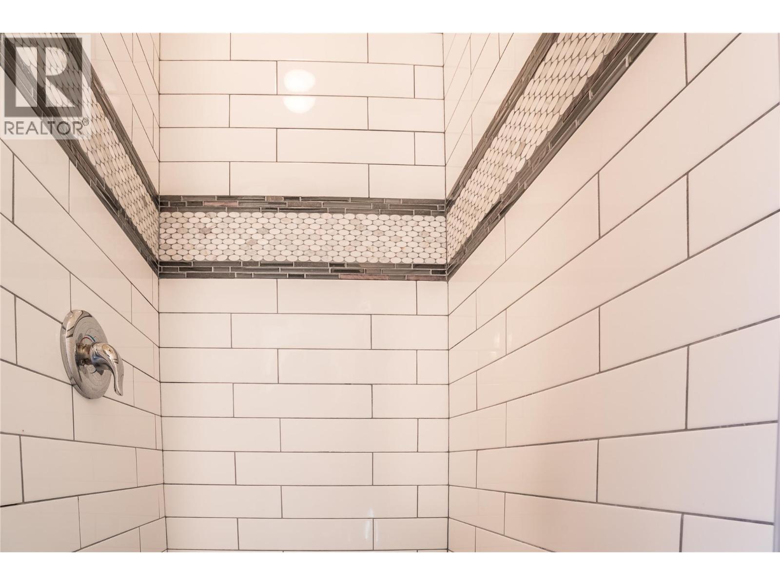 19279 Lakeshore Drive N, Summerland