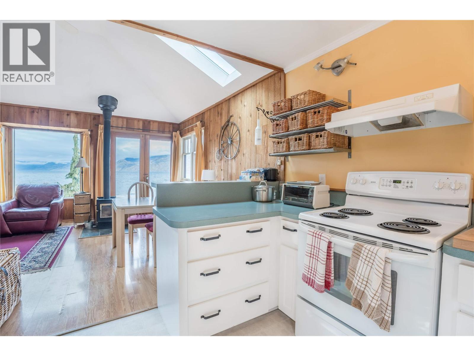 19279 Lakeshore Drive N, Summerland