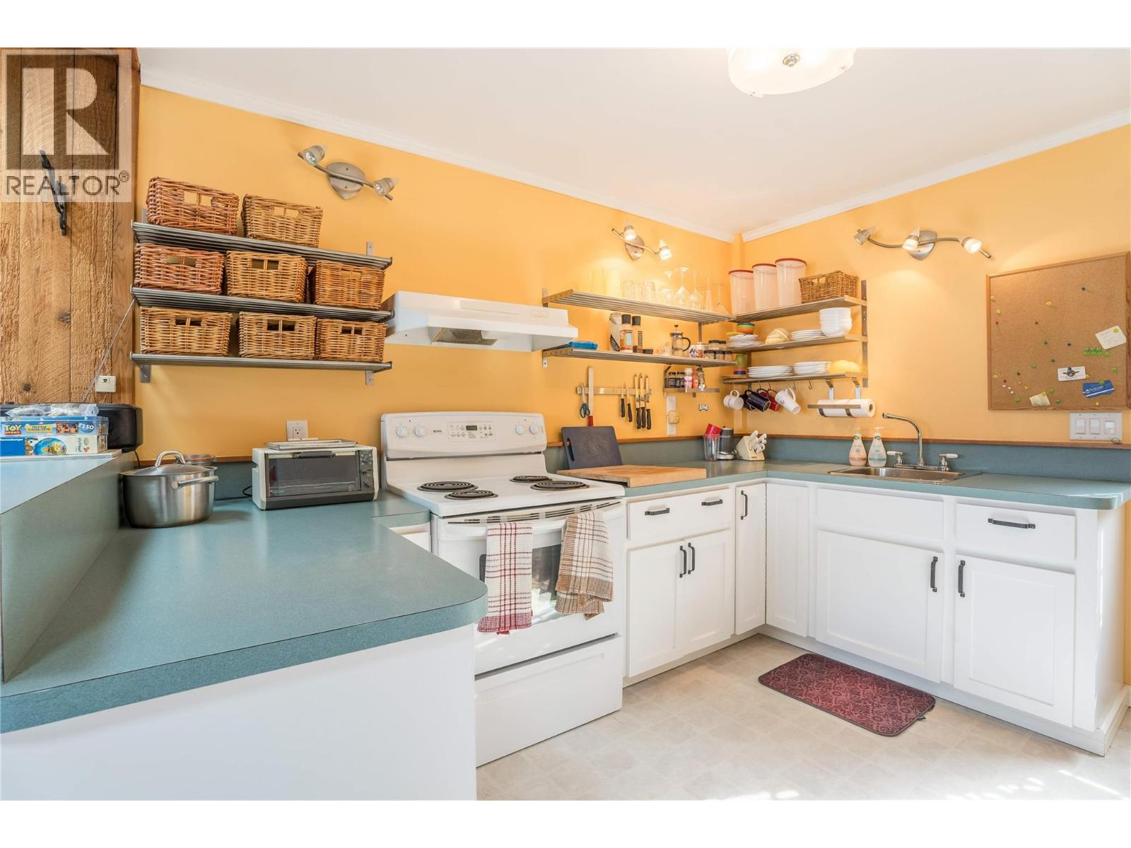 19279 Lakeshore Drive N, Summerland