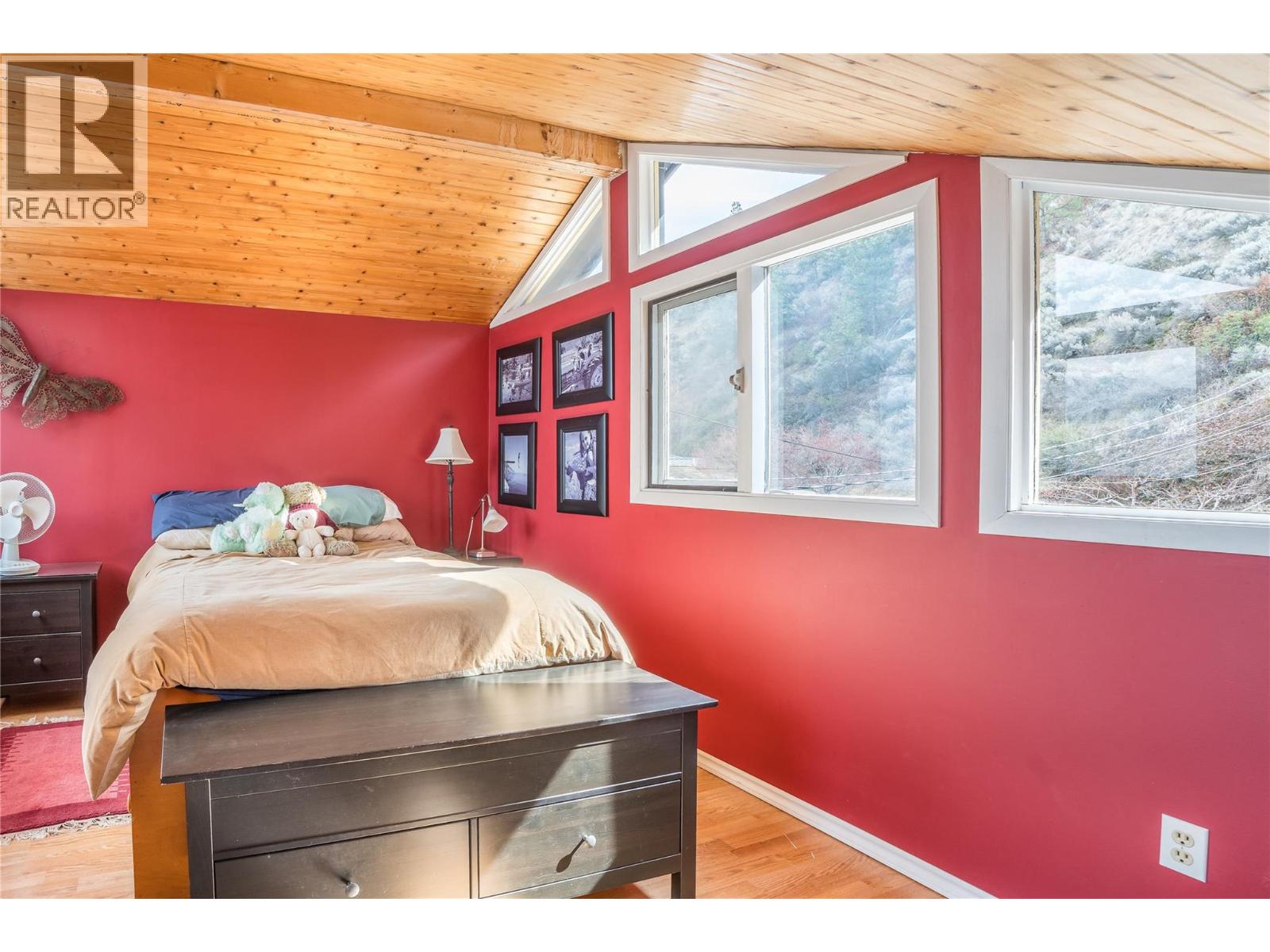 19279 Lakeshore Drive N, Summerland