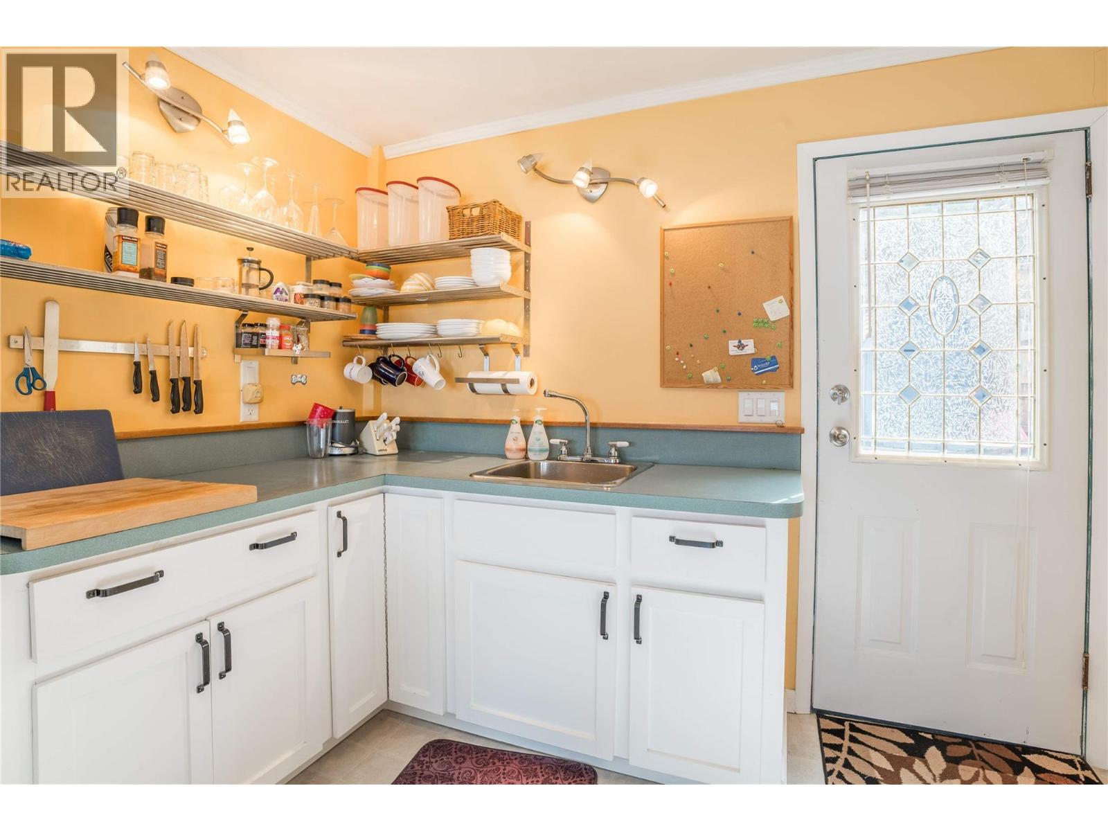 19279 Lakeshore Drive N, Summerland