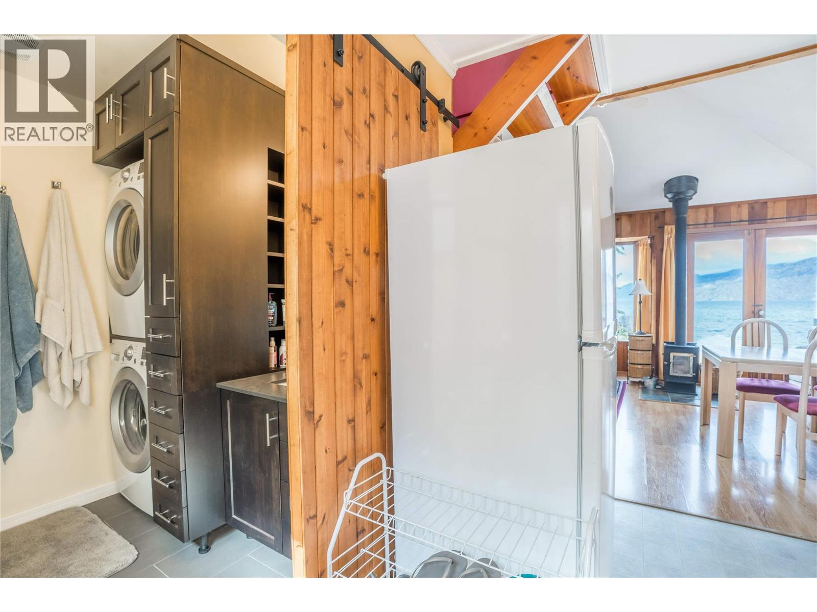 19279 Lakeshore Drive N, Summerland