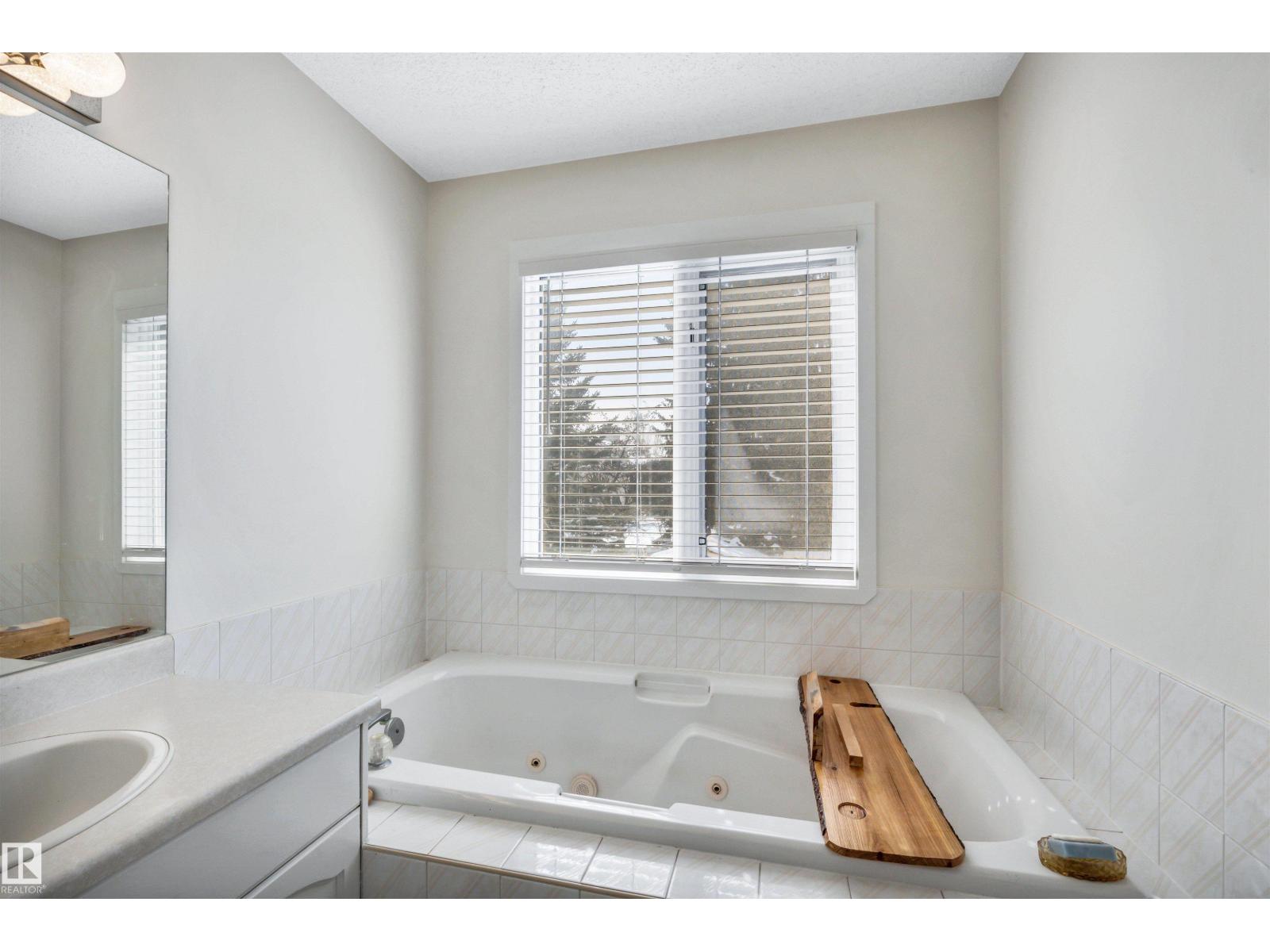 9 EBONY WY, St. Albert