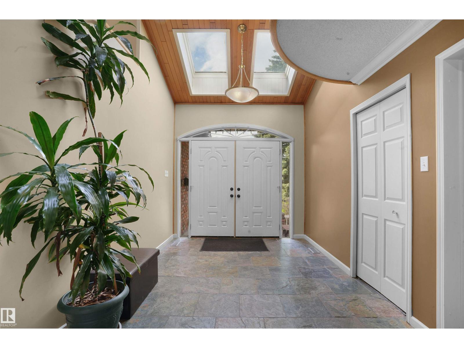 10815 BEARSPAW DR E NW NW, Edmonton