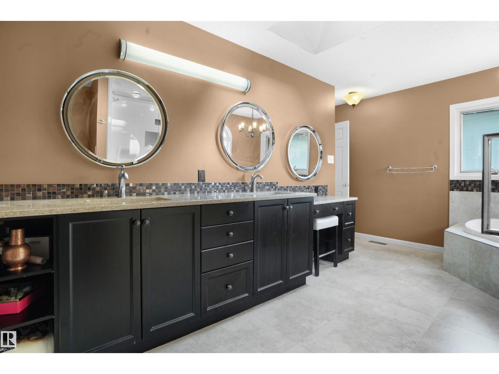 10815 BEARSPAW DR E NW NW, Edmonton