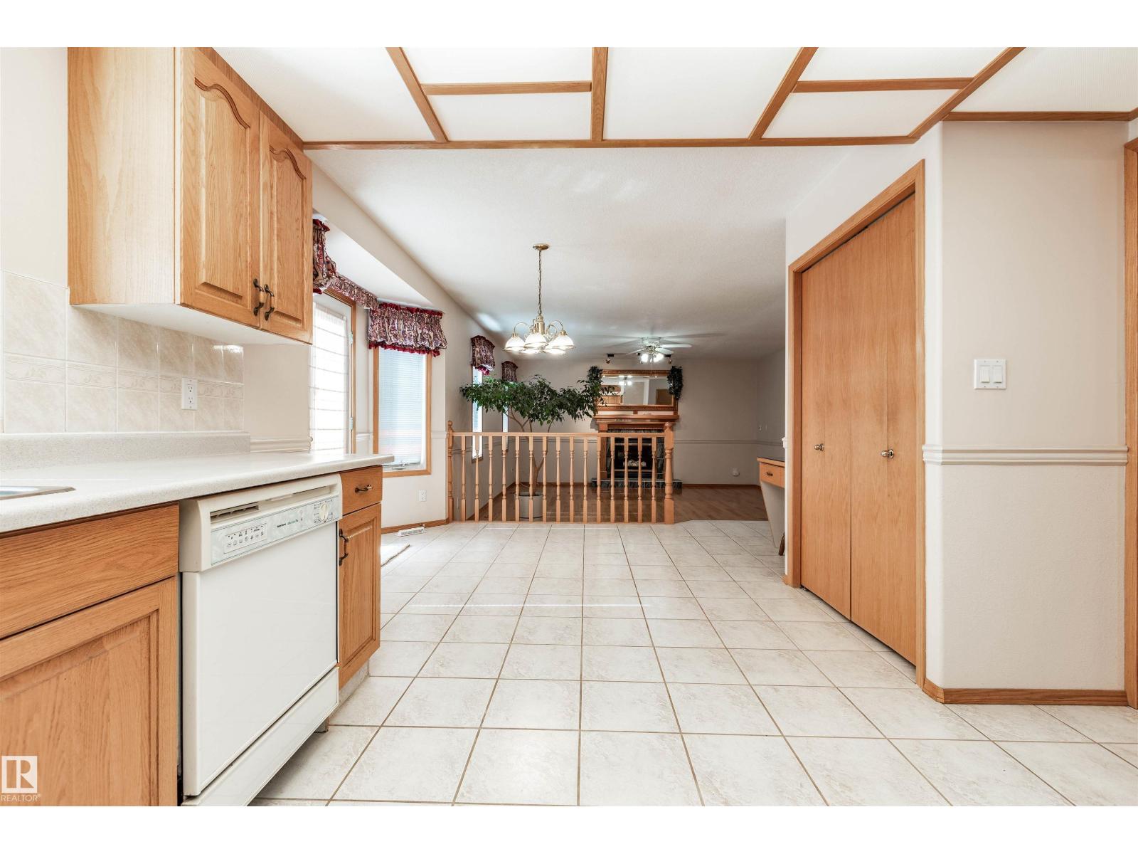 5735 161 AV NW, Edmonton