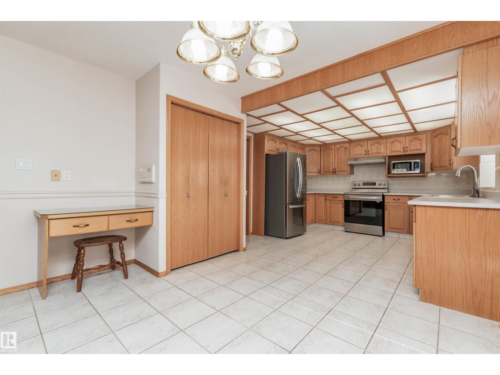 5735 161 AV NW, Edmonton