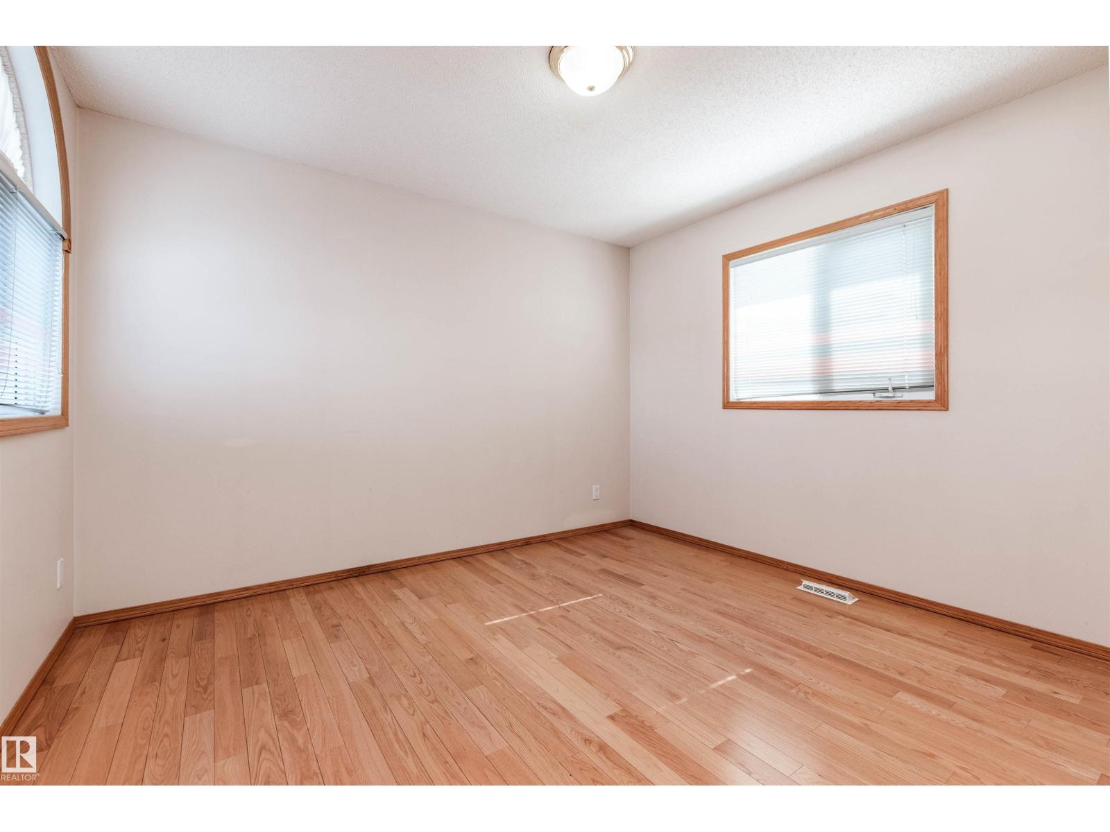 5735 161 AV NW, Edmonton