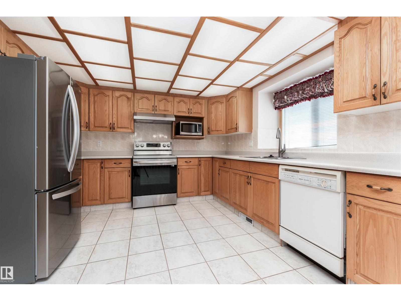 5735 161 AV NW, Edmonton