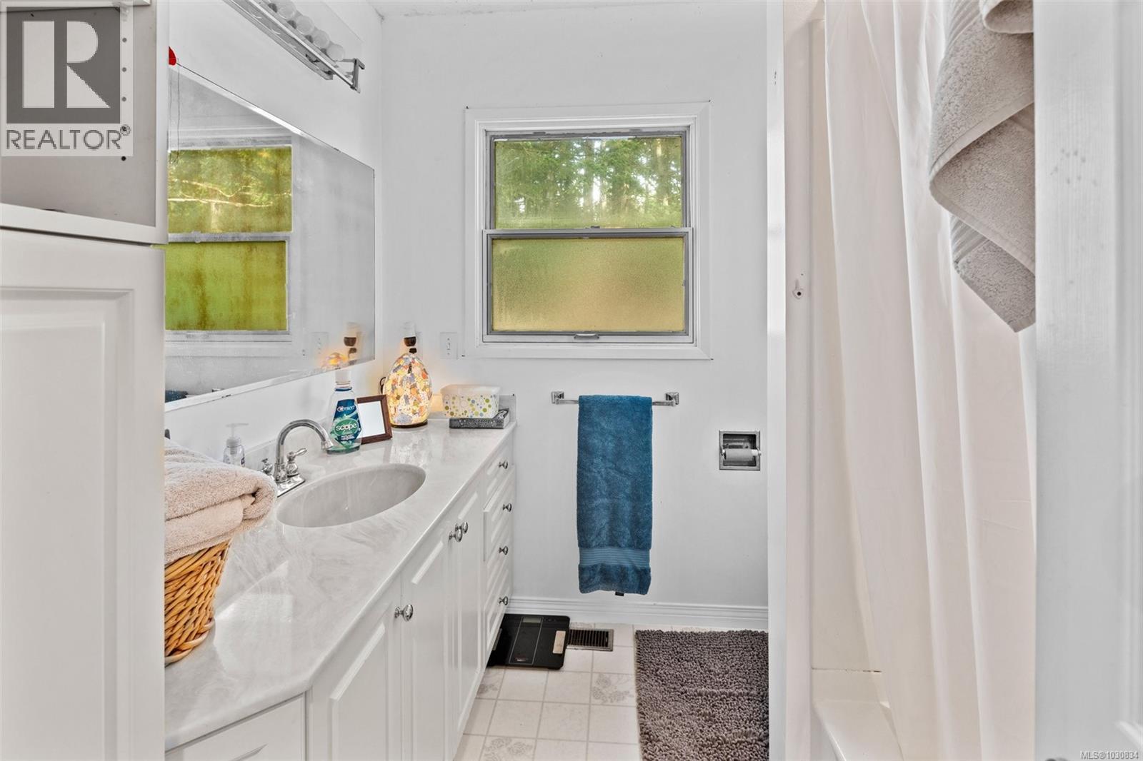  946 Klahanie Drive, Langford