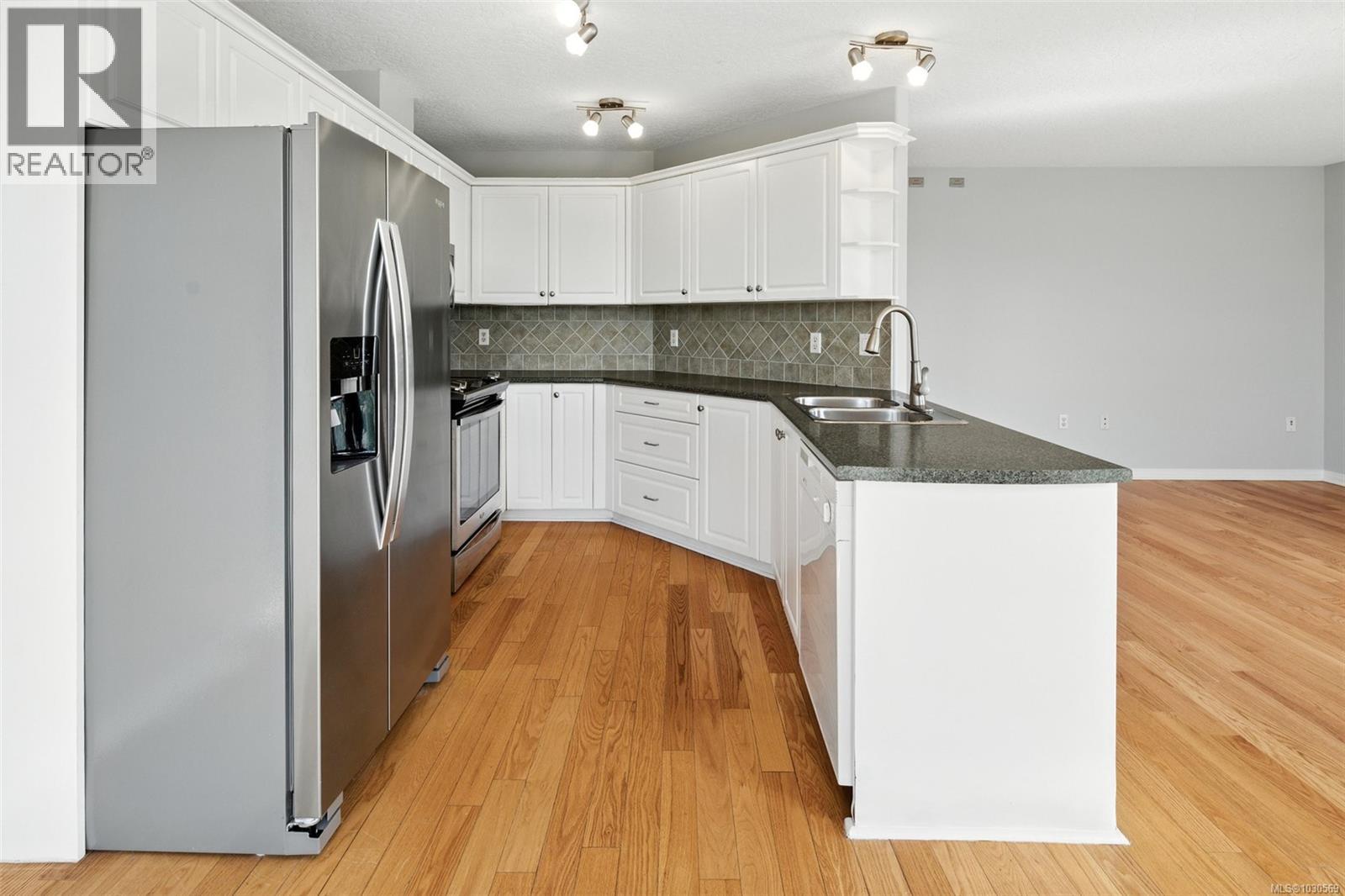 #304 3133 TILLICUM RD - 6