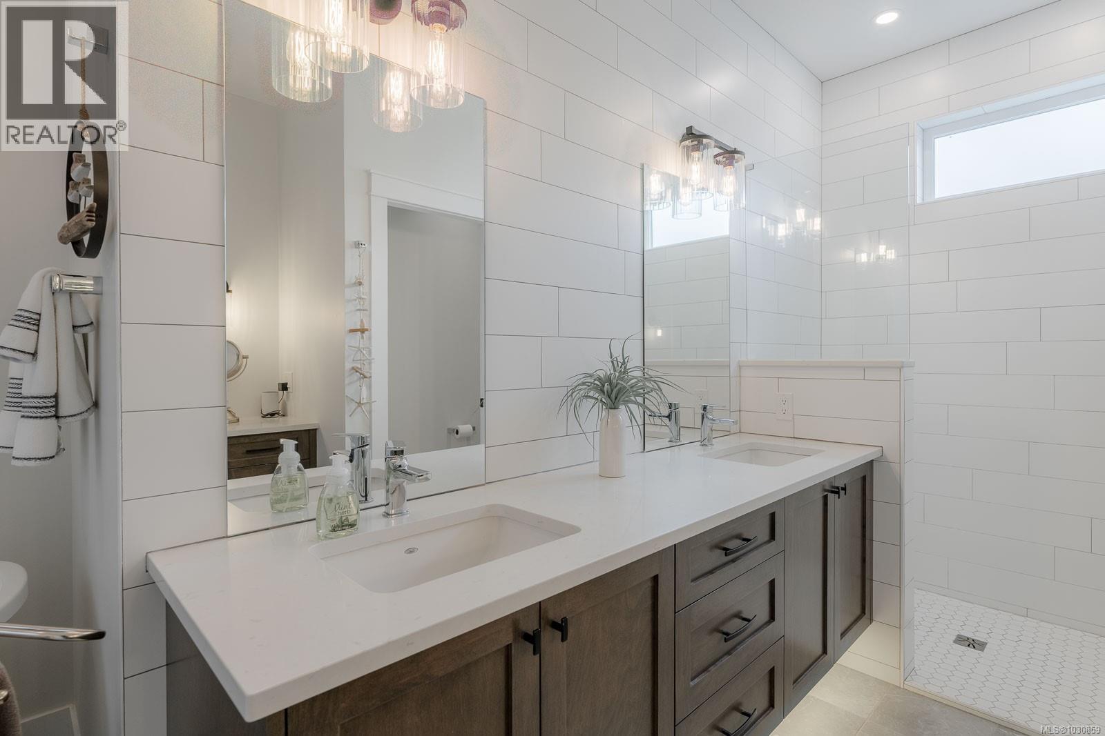 3829 Glen Oaks Dr, Nanaimo