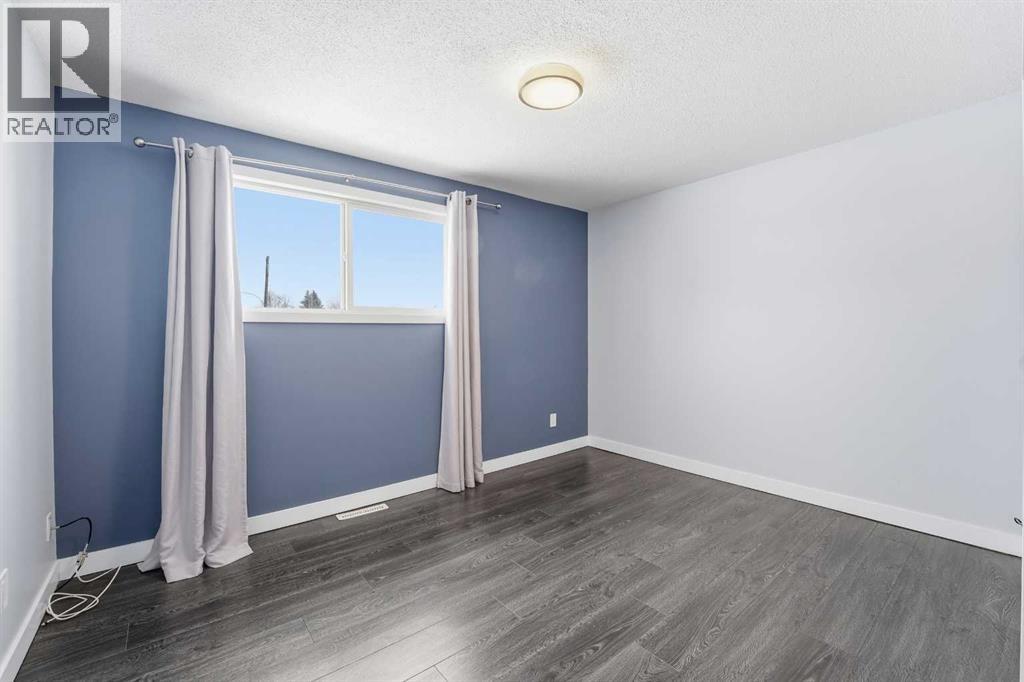 
          110 Terrace Park
            <br/>
            <span>Red Deer</span>
            , 
            <span>AB</span>
             <span>T4N1V8</span>
         - Photo 11