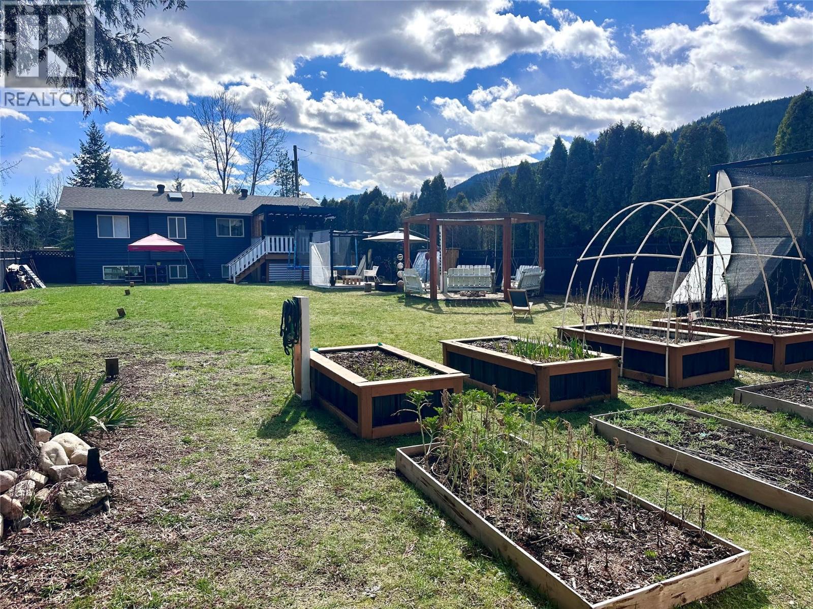 1359 Grosvenor Place, Castlegar